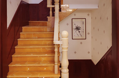 剑河中式别墅室内汉白玉石楼梯的定制安装装饰效果